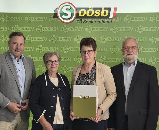 Landesgeschäftsführer Franz Ebner, Obfrau-Stv. Maria Merwald, Obfrau Elfriede Hofwimmer und Gatte Josef Hofwimmer, ebenfalls Funktionär in der Ortsgruppe.  

  | Foto: OÖ Seniorenbund