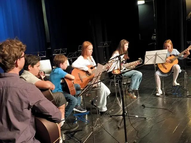 Das Gitarrenensemble auf der Bühne | Foto: Maria Hermann