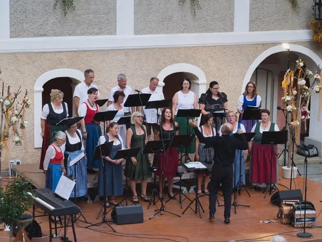 In ihrem Element: die Mitglieder vom Mitterdorfer Singkreis | Foto: Werner Sallegger