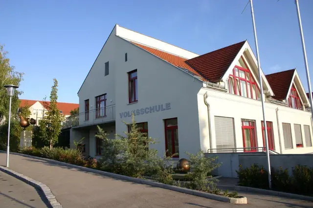Abkühlung im Schulalltag: Mit Getränken, Coolpacks und kreativen Lösungen versucht die VS Gaweinstal, den Kindern die heißen Tage zu erleichtern. | Foto: Gemeinde Gaweinstal 