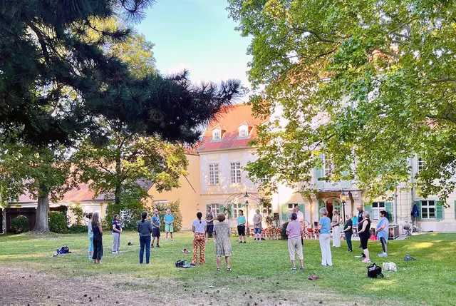 Entspannung in der Natur, die Körper, Geist und Seele in Einklang brachte – das gab es bei Qi Gong im Park von Schloss Hunyadi. | Foto: Marktgemeinde Maria Enzersdorf