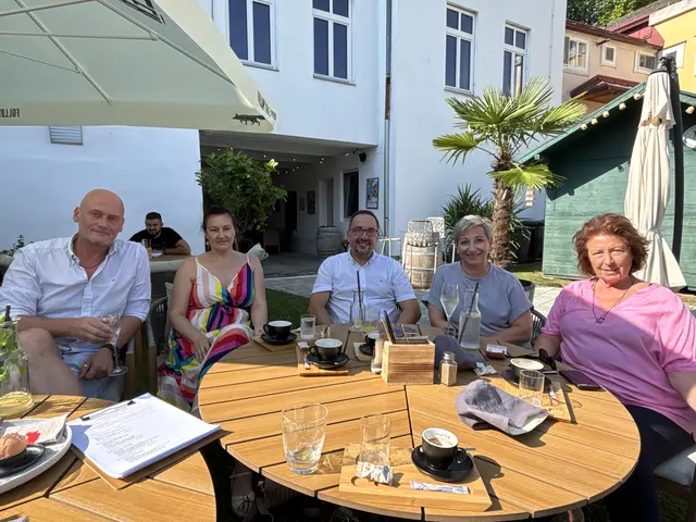 Bürgermeisterin Claudia Schlager, Vizebürgermeister Thomas Nikles sowie weitere Gemeinderäte zeigten sich begeistert vom neuen Café. | Foto: Jennifer Flechl / MeinBezirk