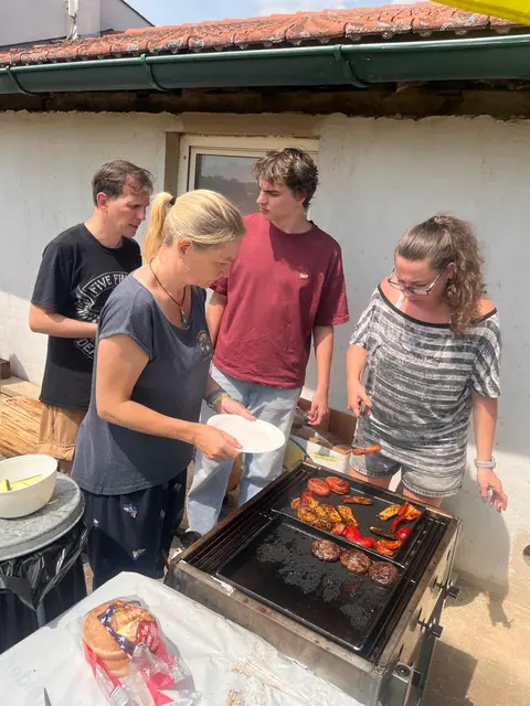 Abseits vom Spiel wurde es bei der Grillerei natürlich ernst.  | Foto: Sport- und Spielverein Multiplayer 