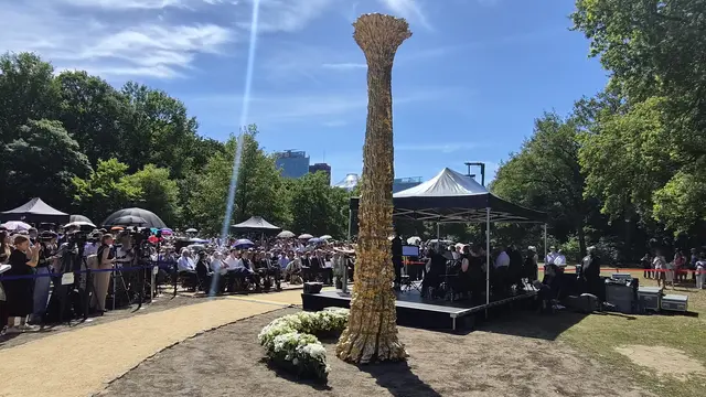 Das Mahnmal für die im Nationalsozialismus verfolgten und ermordeten Zeugen Jehovas im Berliner Tiergarten, nahe dem historischen Goldfischteich

Foto FMZ