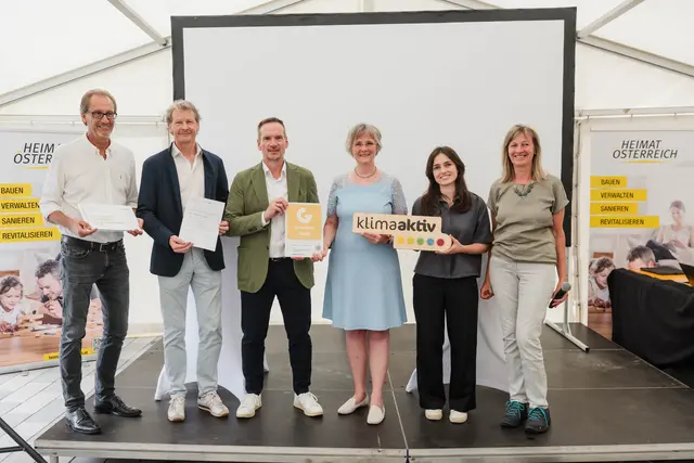 Wohnprojekt "Gnice" der Heimat Österreich. Im Bild: ECA Dietmar Stampfer, Architekt Michael Strobl, Dir. Michael Schober Heimat Österreich, Energietechnikerin beim Bundesministerium Energie: Bettina Bergauer, Bundesministerium Klima- und Unweltschutz Referentin für Nachhaltige Entwicklung &amp; Partizipation: Melina Matzawrakos,
SIR Siedlungen und Quartiere, Wohnen: Inge Straßl | Foto: Heimat Österreich/weissbild.at/Martina Weiss