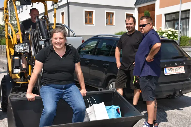 Angela und Bernhard Aschauer und ihre Mitarbeiterinnen und Mitarbeiter von Baumaschinen Aschauer verteilten an die Volksschulkinder und an die Kinder in der Krabbelstube und im Kindergarten kühle Erfrischungen.  | Foto: Robert Zinterhof
