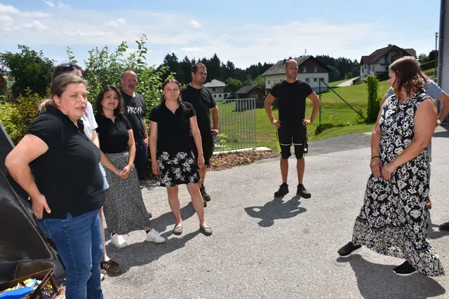 Angela und Bernhard Aschauer und ihre Mitarbeiterinnen und Mitarbeiter von Baumaschinen Aschauer verteilten an die Volksschulkinder und an die Kinder in der Krabbelstube und im Kindergarten kühle Erfrischungen.  | Foto: Robert Zinterhof