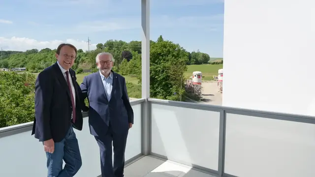 Bürgermeister Matthias Stadler und Wilhelm Gelb, Obmann der Allgemeinen Gemeinnützigen Wohnungsgenossenschaft St. Pölten, besichtigen die Baustelle. | Foto: Josef Vorlaufer