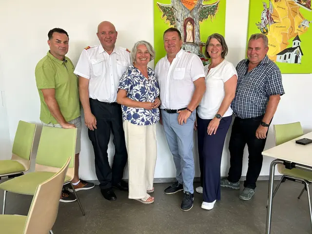 Parteiobmann Wolfgang Lang (Lanzenkirchen), Bezirksfeuerwehrkommandant Karl-Heinz Greiner, Obfrau des Vereins Bucklige Welt - Regionalentwicklung und Bürgermeisterin Michaela Walla, Manfred Grundtner, Vizebürgermeisterin Renate Vollnhofer und Bürgermeister Bernhard Karnthaler (Lanzenkirchen). | Foto: Renate Vollnhofer