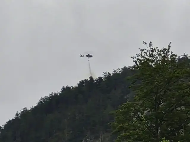 Gesamt flogen die zwei im Einsatz stehenden Hubschrauber 31 Rotationen und 14 davon nur mit Löschwasser.  | Foto: Feuerwehr Lofer