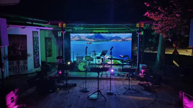Bühne frei im Mad Club Kosir für Manouka | Foto: Wabitsch