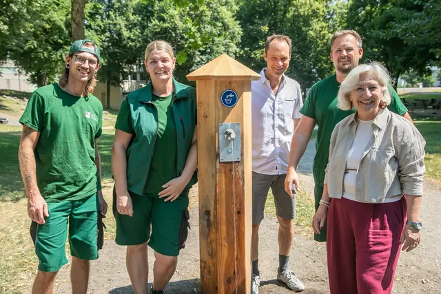 Es gibt einen neuen Trinkwasserbrunnen in Lehen. Im Bild: v.l.: Markus Sturm und Nicole Lercher (Stadtgärten), stv. Amtsleiter der Stadtgärten Michael Heinl, Mario Franco (Stadtgärtner) und Stadträtin Andrea Brandner | Foto: Stadt Salzburg/Anna Pirato