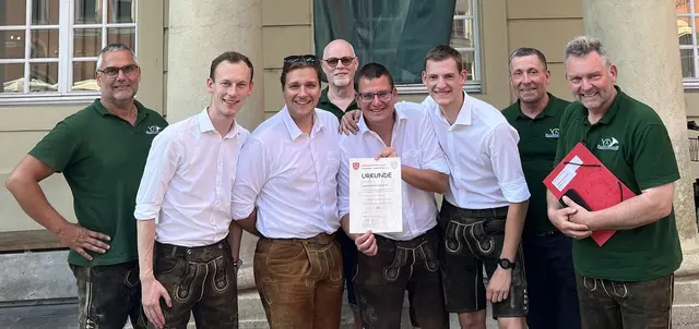 Der Jagdhornverein präsentiert mit Stolz die Urkunde (von links): Gerhard Wenigwieser, Michael Leitner, Georg Schickermüller, Alfred Wiesinger, Michael Schickermüller, Leonhard Leitner, Rainer Ebmer und Martin Mayringer. | Foto: Jagdhornverein Ruttenstein
