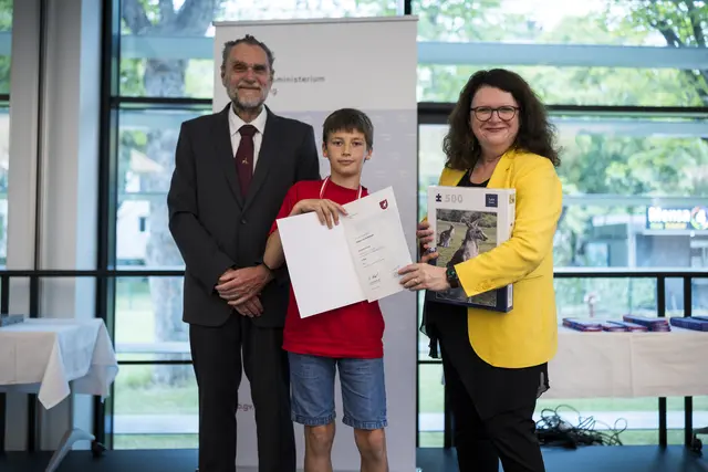 Bundessieger Stefan Hartl mit Sektionschefin Doris Wagner und Robert Geretschläger, Vereinsobmann von „Känguru der Mathematik“. | Foto: BKA/Christopher Dunker