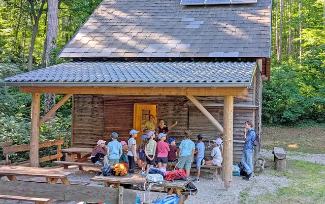 Beim Mödlinger Waldklassenzimmer erfuhren die Schüler:innen anhand von Tierpräparaten Spannendes über die heimischen Waldbewohner und ihre Lebensweise. | Foto: Christian Boeger