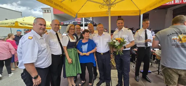 Auch Johann Mikl-Leitner gratulierte Angela Mikudik.  | Foto: FF Deutsch-Wagram