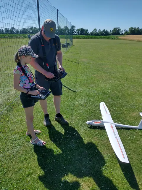 Beim Jugendschnuppertag „Abheben und Staunen“ am Flugplatz des MBC Dädalus ließen die Kinder ihre selbstgebauten Gleiter zum ersten Mal abheben. | Foto: Sport/Mittelschule St. Valentin