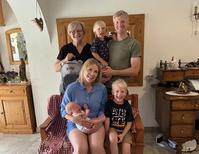 Auf dem Foto sind stehend von links Vizebgm. Erika Zeh, Matthias Dorn mit Sohn Ferdinand sowie sitzend von links Veronika Dorn mit Sohn Julius und Sohn Xaver zu sehen. | Foto: Gde. Pyhra