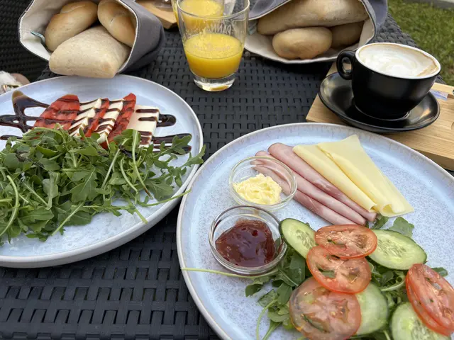 Links im Bild das vegetarische Frühstück "Il Verde", rechts das Frühstück "Il Classico". | Foto: Barbara Babonitsch-Diewald / MeinBezirk