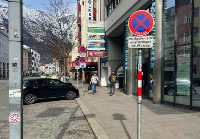 Wie viele Parkplätze sind seit 2018 durch diverse Maßnahmen verloren gegangen? Eine Gemeinderatsanfrage mit wenig Antworten. | Foto: MeinBezirk Innsbruck