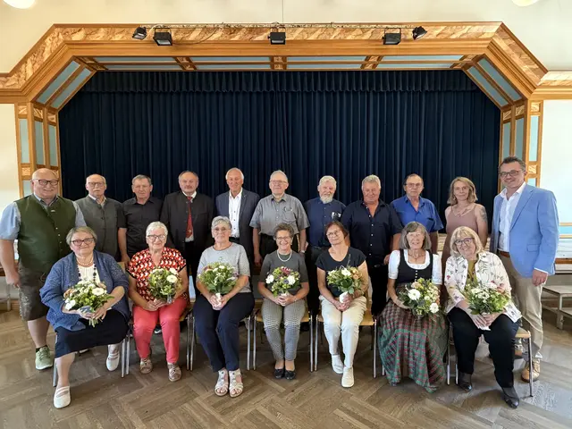 70. Geburtstag (v.l.) –  1. Reihe (sitzend): Anna Riedl, Ernestine Linsberger, Karoline Kitzwögerer, Barbara Meisinger, Monika Heher, Christine Grabner, Anna Lechner; 2. Reihe (stehend): Gemeinderat Josef Motusz, Ernst Neumayr, Franz Blauensteiner, Josef Schießl, Alois Hirner, Josef Huber, Josef Bauer, Johann Emsenhuber, Karl Hainitz, Gemeinderätin Pamela Köberl, Bürgermeister Hans-Jürgen Resel. | Foto: Marktgemeinde St. Leonhard am Forst