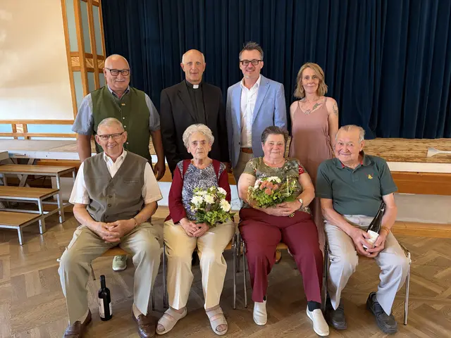 Eiserne Hochzeit (v.l) –  1. Reihe (sitzend): Ignaz und Elfriede Haas, Aloisia und Johann Karner:
2. Reihe (stehend): Gemeinderat Josef Motusz, Pfarrer Franz Kraus, Bürgermeister Hans-Jürgen Resel, Gemeinderätin Pamela Köberl. | Foto: Marktgemeinde St. Leonhard am Forst