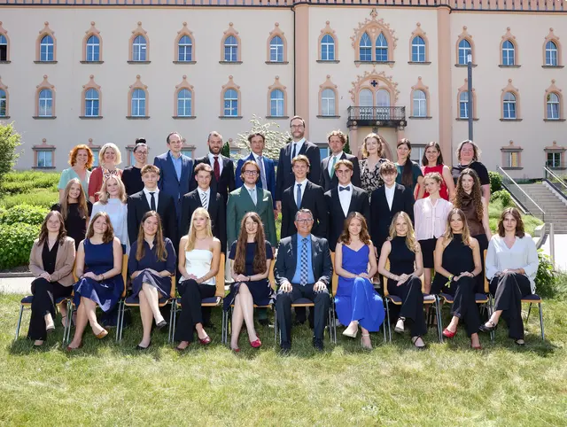Kollegium Aloisianum 8 A
1. Reihe: von links nach rechts: Bianca Schöllerl, Linda Wohlschlager, Magdalena Haßlacher, Anna Berger, Mag. Katrin Jarolim (Klassenvorständin), Mag. Michael Haderer (Schulleiter), Anna Schreiner, Lara Kovac, Daria Jung, Hannah Hörschläger

2. Reihe: von links nach rechts: Heike Kammler, Marlene Labak, Samuel Köslich, Leonhard Labek, Michael Ellinger, Moritz Bräutigam, David Eilmsteiner, Jakob Pfeiffer, Consuelo Riccabona, Maria Tschernig-Fernandez

3. Reihe: von links nach rechts: Mag. Nina Havlik, Mag. Manuela Winklmayr, Mag. Melanie Ascher, Mag. Andreas Lichtenegger, Mag. Christian Derntl, Mag. Christian Keplinger, Mag. Elmar Mattle, Mag. Florian Bayr, Carolin Hable MEd. MEd., Mag. Anna Fritz, Mag. Sarah Gallina, Mag. Eva Hanner-Maiss | Foto: Aloisianum