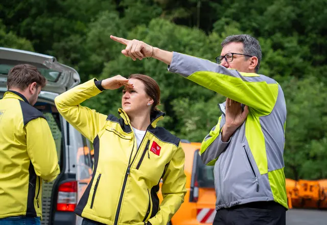 Sicherheitslandesrätin Astrid Mair und Gebhard Walter, Leiter der Abteilung Wildbach- und Lawinenverbauung, beim Lokalaugenschein im Pitztal | Foto: Land Tirol/Hörmann