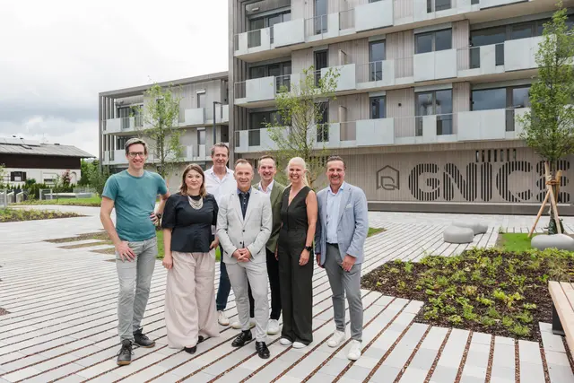 Das Wohnprojekt "Gnice" der Heimat Österreich. Im Bild: v. links nach rechts: Vizebürgermeister Kay-Michael Dankl, Stadträtin Anna Schiester, Stadtrat a.D. Johann Padutsch, Bürgermeister Bernhard Auinger, Dir. Michael Schober Heimat Österreich, Landtagsabgeordnete Nicole Leitner, Landesrat Wohnbau Martin Zauner | Foto: Heimat Österreich/weissbild.at/Martina Weiss