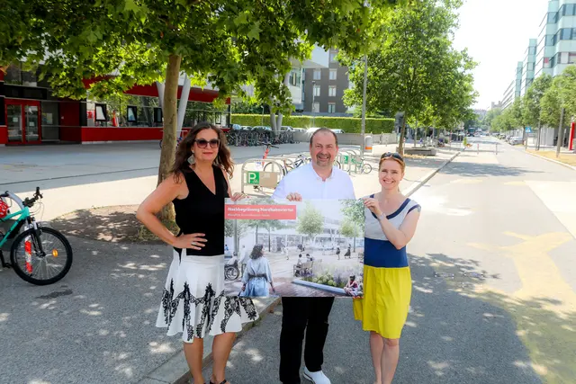 Stadträtin Ulli Sima, Bezirksvorsteher Alexander Nikolai (beide SPÖ) und Neos-Umweltsprecherin Angelika Pipal-Leixner am noch grauen Schulvorplatz.  | Foto: Stadt Wien/Christian Fürthner
