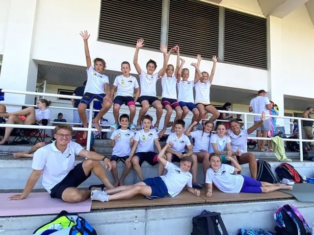 Das SVV Damen- und Herren-Schüler-Team mit Trainer Paul Part und Trainerin Victoria Bammer | Foto: Schwimmverein Vöcklabruck