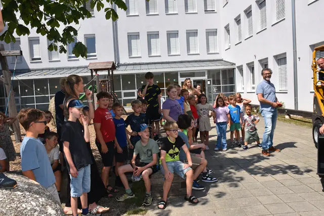 Angela und Bernhard Aschauer und ihre Mitarbeiterinnen und Mitarbeiter von Baumaschinen Aschauer verteilten an die Volksschulkinder und an die Kinder in der Krabbelstube und im Kindergarten kühle Erfrischungen.  | Foto: Robert Zinterhof