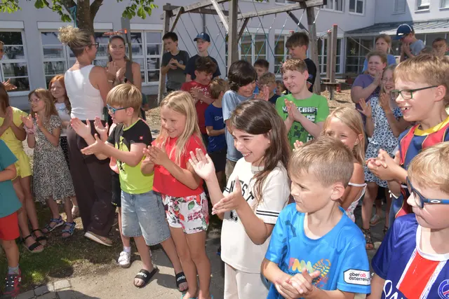 Angela und Bernhard Aschauer und ihre Mitarbeiterinnen und Mitarbeiter von Baumaschinen Aschauer verteilten an die Volksschulkinder und an die Kinder in der Krabbelstube und im Kindergarten kühle Erfrischungen.  | Foto: Robert Zinterhof