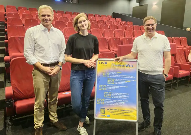 Peter Jungreithmair, Geschäftsführer der Wels Marketing &amp; Touristik GmbH, Anna Dobringer vom Welser Programmkino und Bürgermeister Andreas Rabl präsentieren die Filmhighlights 2026. | Foto: WMT