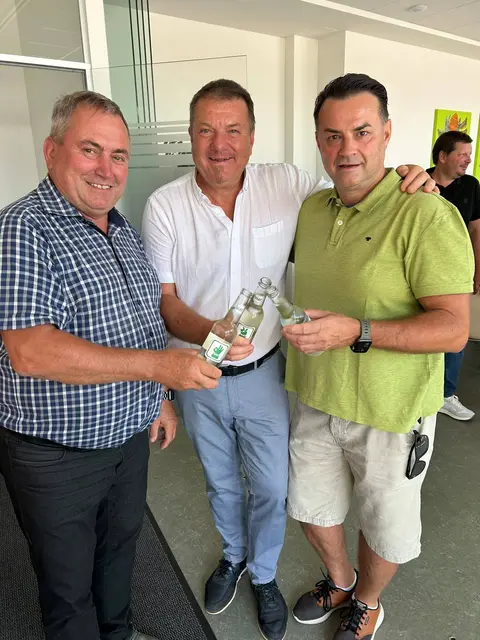 Bürgermeister Bernhard Karnthaler (Lanzenkirchen), Manfred Grundtner und Parteiobmann Wolfgang Lang (Lanzenkirchen). | Foto: Renate Vollnhofer