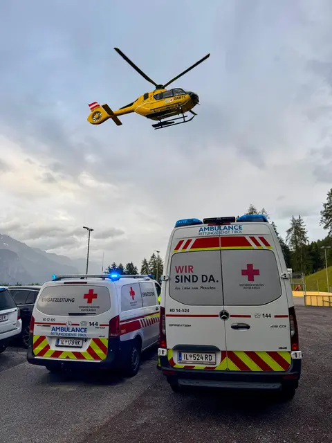 Einsatzort Sportplatz Grinzens: Hier kam es zu dem dramatischen Vorfall, der ein glückliches Ende genommen hat. | Foto: Rotes Kreuz Innsbruck, Georg Preishuber“