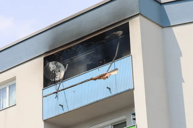 Balkonbrand im obersten Stockwerk eines Mehrparteienhauses in Wels-Pernau. | Foto: laumat.at