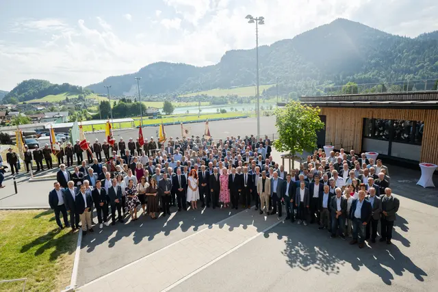 Der Tiroler Gemeindetag in Thiersee bot der Hypo Tirol Bank die Gelegenheit zum persönlichen Austausch mit Bürgermeisterinnen, Bürgermeistern und Gemeindevertretern über aktuelle Herausforderungen und Zukunftsprojekte in den Tiroler Gemeinden. | Foto: Franz Oss