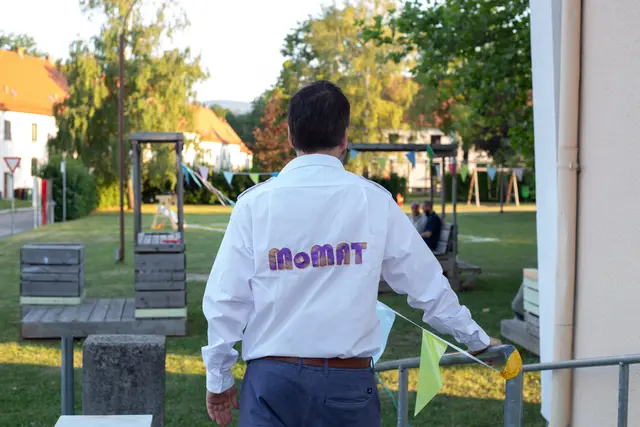 Florent Souly mit „MoMAT“ Textildruck. | Foto: Danny Nedkova