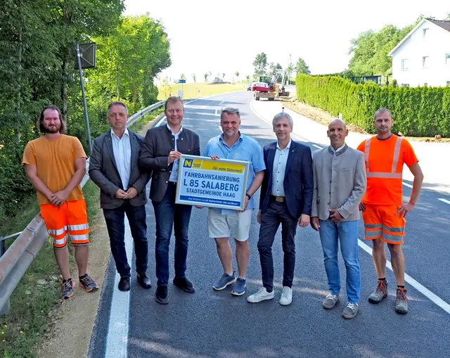 Dominik Bauer (Straßenmeisterei Haag), Rudolf Dirnberger (Leiter der Straßenmeisterei Haag),  LAbg. Alexander Schnabel (i.V. LH-Stv. Udo Landbauer), Lukas Michlmayr (Bgm. von Haag), DI Leopold Röcklinger (Leiter-Stv. der NÖ Straßenbauabteilung Amstetten), Christian Grubner (NÖ Straßenbauabteilung Amstetten), Harald Schleindlhuber (Straßenmeisterei Haag). | Foto: Land NÖ/Mühlbachler