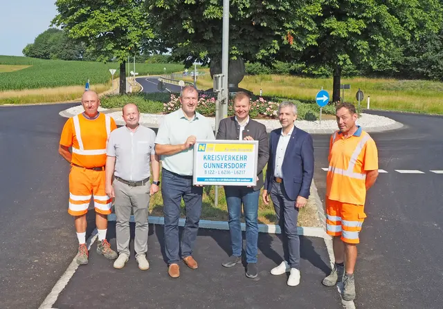 Markus Spindler (Straßenmeisterei Amstetten-Nord), Jürgen Leichtfried (Leiter-Stv. der Straßenmeisterei Amstetten-Nord), DI (FH) Martin Schlöglhofer (Bgm. von Aschbach-Markt), LAbg. Alexander Schnabel (i.V. LH-Stv. Udo Landbauer), DI Leopold Röcklinger (Leiter-Stv. der NÖ Straßenbauabteilung Amstetten), Gottfried Waser (Straßenmeisterei Amstetten-Nord). | Foto: Land NÖ, Mühlbachler