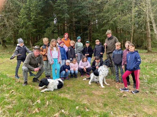Auch Schüler der Volksschule Brunnenthal machten sich mit den örtlichen Jägern auf den Weg in den Wald.  | Foto: VS Brunnenthal