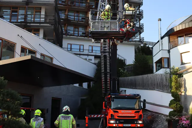 Die Teleskopmastbühne wurde beim Haupteingang und die Drehleiter auf der Nordseite des Gebäudes positioniert.  | Foto: © FF Telfs: Lorenz Hauser, Thomas Hagele
