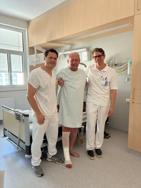 Patient J. Schneider freut sich mit den beiden Operateuren über sein neues Sprunggelenk. | Foto: Gesundheit Burgenland