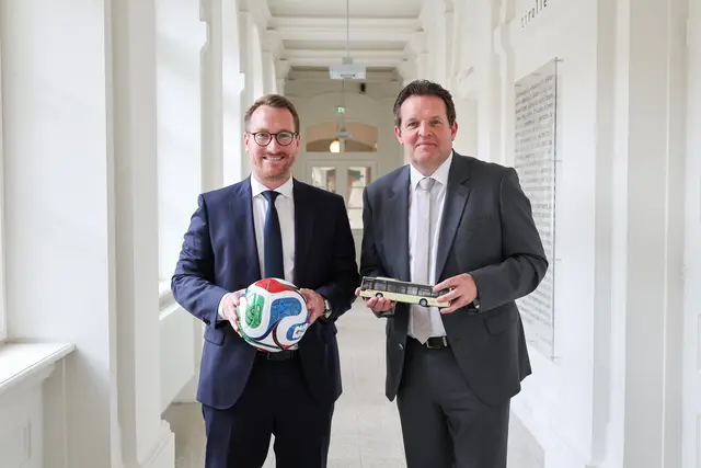 Landeshauptmannstellvertreter Philip Wohlgemuth und Landesrat René Zumtobel freuen sich über eine rege Teilnahme am Monitoring, um die nachhaltige Anreise zu Sportveranstaltungen zu fördern. | Foto: Land Tirol/Wurnig