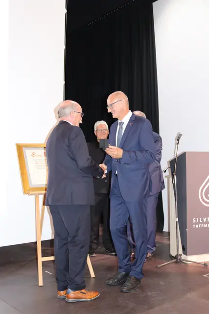LH Anton Mattle gratulierte Dr. Walser zur hohen Auszeichnung. | Foto:  Elisabeth Zangerl  