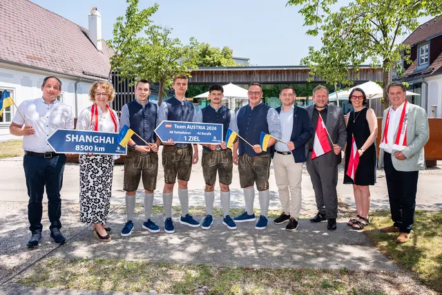 Christian Haneder (Raiffeisen-Lagerhaus), Landesrätin Christiane Teschl-Hofmeister, Marcel Riener, Michael Pomassl, Julian Gintner, Experte Manuel Bauer, Thomas Reif (Leyrer + Graf Baugesellschaft m.b.H), Jochen Flicker (NÖ Spartenobmann Gewerbe und Handwerk), WKNÖ-Bezirksstellenleiterin Katharina Schwarzinger und WKNÖ-Präsident Wolfgang Ecker. | Foto: Andreas Kraus
