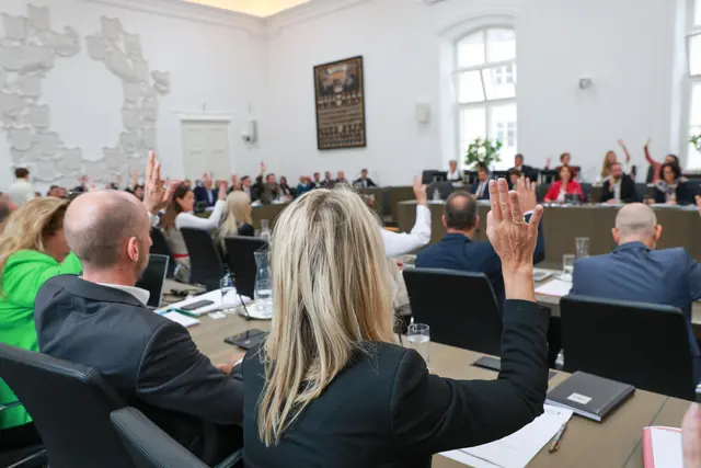 Hände hoch, wer aktuell zufrieden mit der Salzburger Landesregierung ist.  | Foto: Land Salzburg / Franz Neumayr