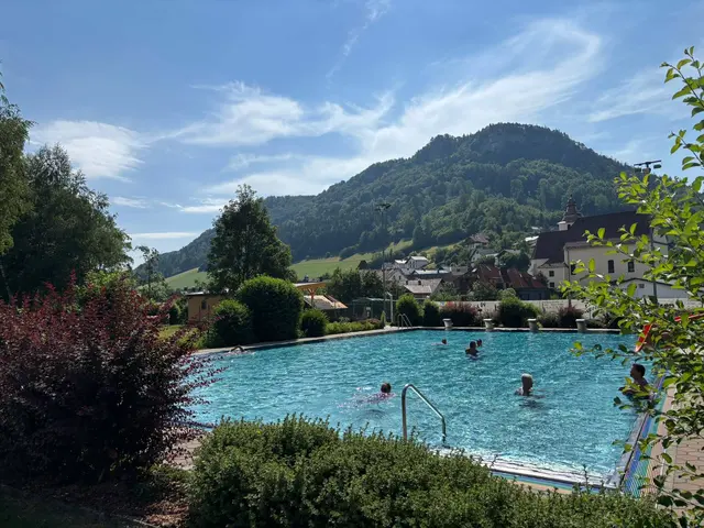 Das Alpenfreibad Frankenfels soll besonders zu Ferienbeginn steigende Besucherzahlen zeigen.   | Foto: Bernd Dorner