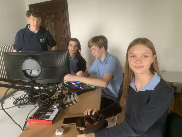 Foto: Christian Fasser: Direktorin Magistra Maria Strolz von den Sacré Coeur Schulen Riedenburg und International School, ist in der 412. Sendung zu Gast bei Andreas Seeburger in der Fernsehgondel am Muttersberg.